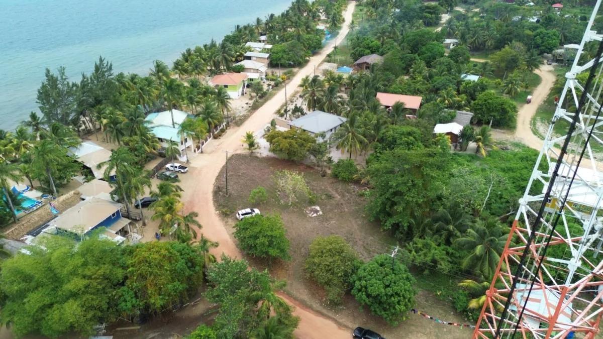 Available for sale, 3 lots footsteps to the warm water of the Caribbean Sea and ready for building - Photo 4