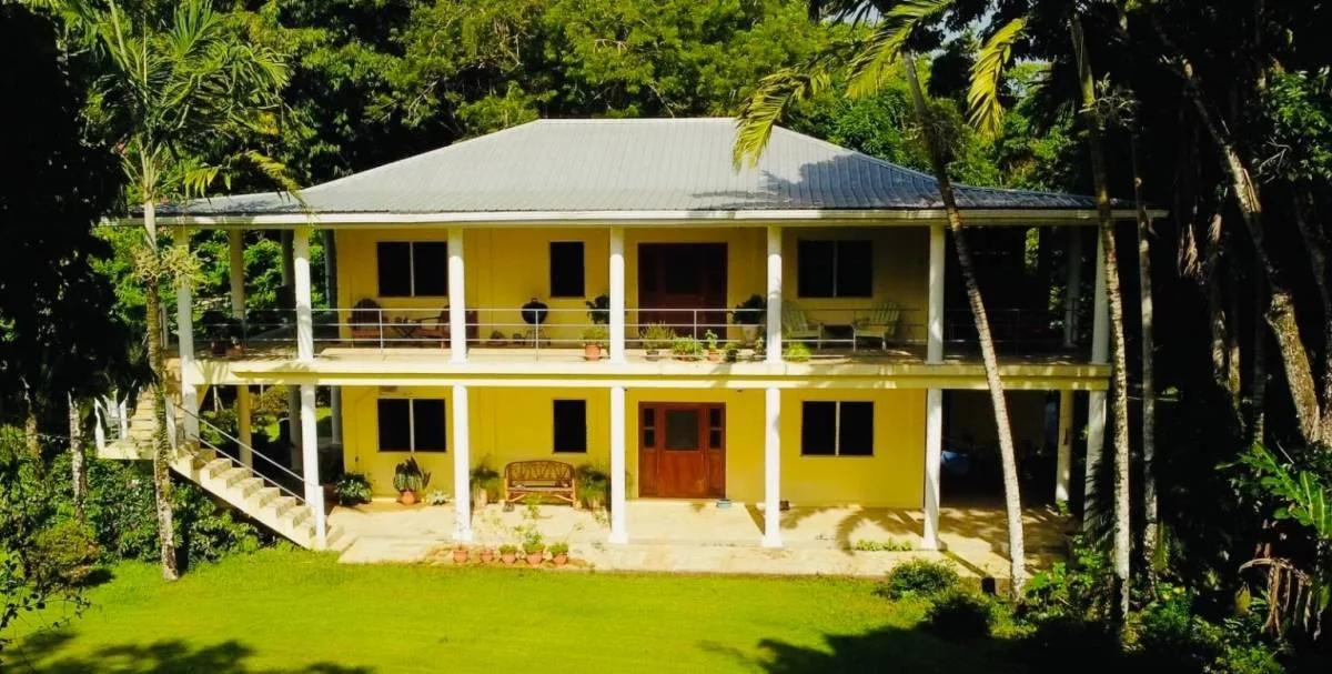 Luxury Tropical Retreat Near the Coast – Cattle Landing Village