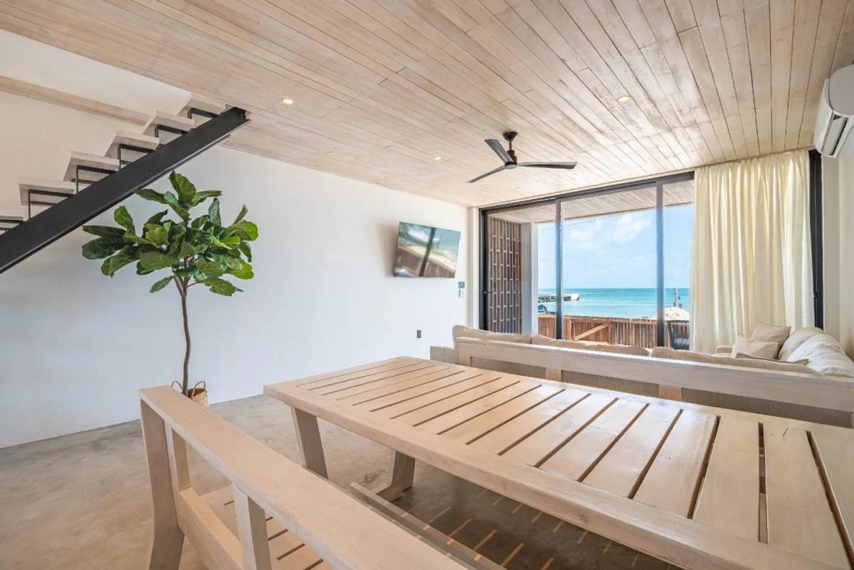 Luxury Beachfront Villa & Income-Producing Property in Caye Caulker - Photo 6