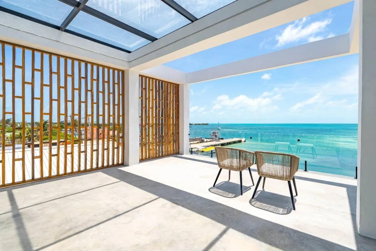 Luxury Beachfront Villa & Income-Producing Property in Caye Caulker - Photo 2
