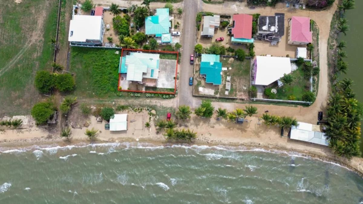 Beachfront Sanctuary in Dangriga Town - Photo 2