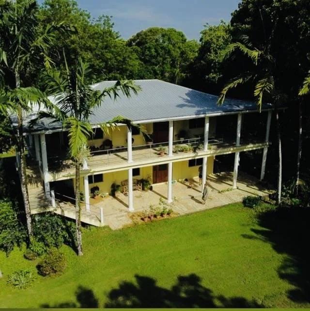 Luxury Tropical Retreat Near the Coast – Cattle Landing Village - Photo 2